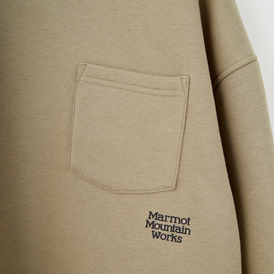 Marmot [マーモット] 別注 ワンポイントロゴ ポケットスウェット [MTFW25USW361IN-JF] BEIGE