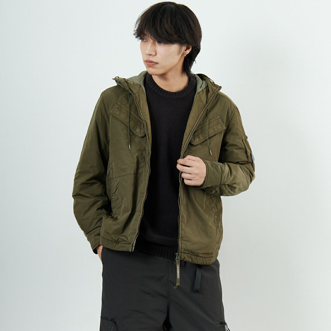 C.P.COMPANY [シーピーカンパニー] Chrome-R フーデッドジップオーバーシャツ [19CMOS084A] 683 IVY GR &&モデル身長：179cm 着用サイズ：M&&