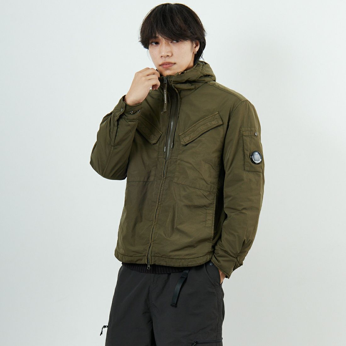 C.P.COMPANY [シーピーカンパニー] Chrome-R フーデッドジップオーバーシャツ [19CMOS084A] 683 IVY GR &&モデル身長：179cm 着用サイズ：M&&