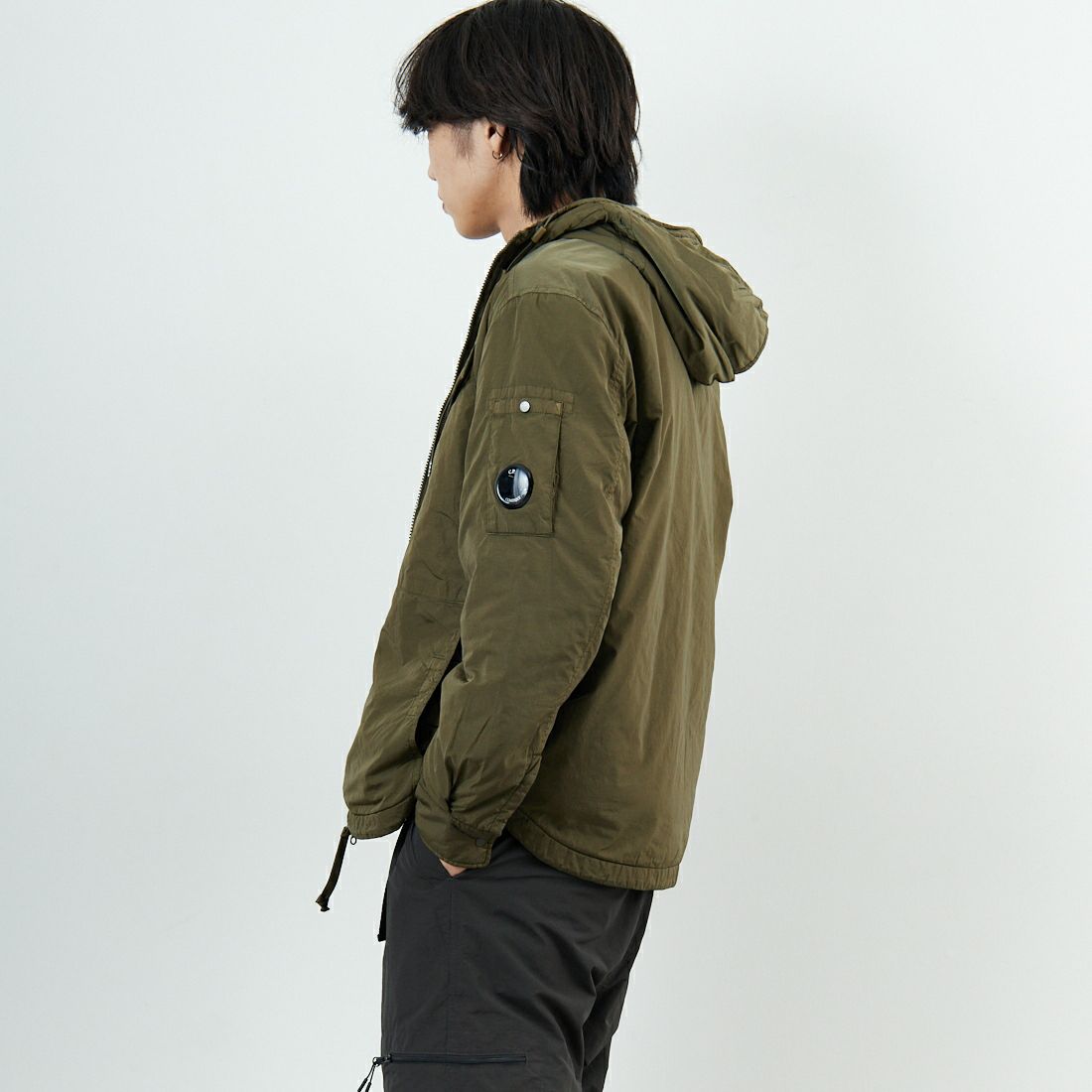 C.P.COMPANY [シーピーカンパニー] Chrome-R フーデッドジップオーバーシャツ [19CMOS084A] 683 IVY GR &&モデル身長：179cm 着用サイズ：M&&