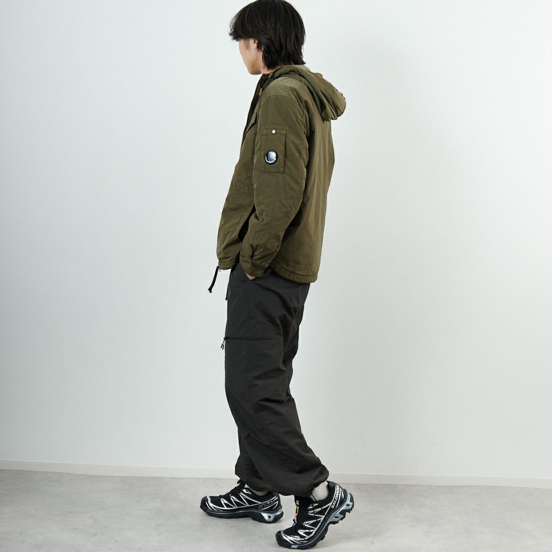 C.P.COMPANY [シーピーカンパニー] Chrome-R フーデッドジップオーバーシャツ [19CMOS084A] 683 IVY GR &&モデル身長：179cm 着用サイズ：M&&