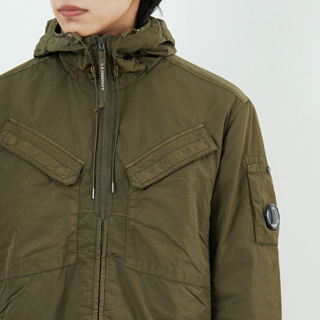 C.P.COMPANY [シーピーカンパニー] Chrome-R フーデッドジップオーバーシャツ [19CMOS084A] 683 IVY GR &&モデル身長：179cm 着用サイズ：M&&