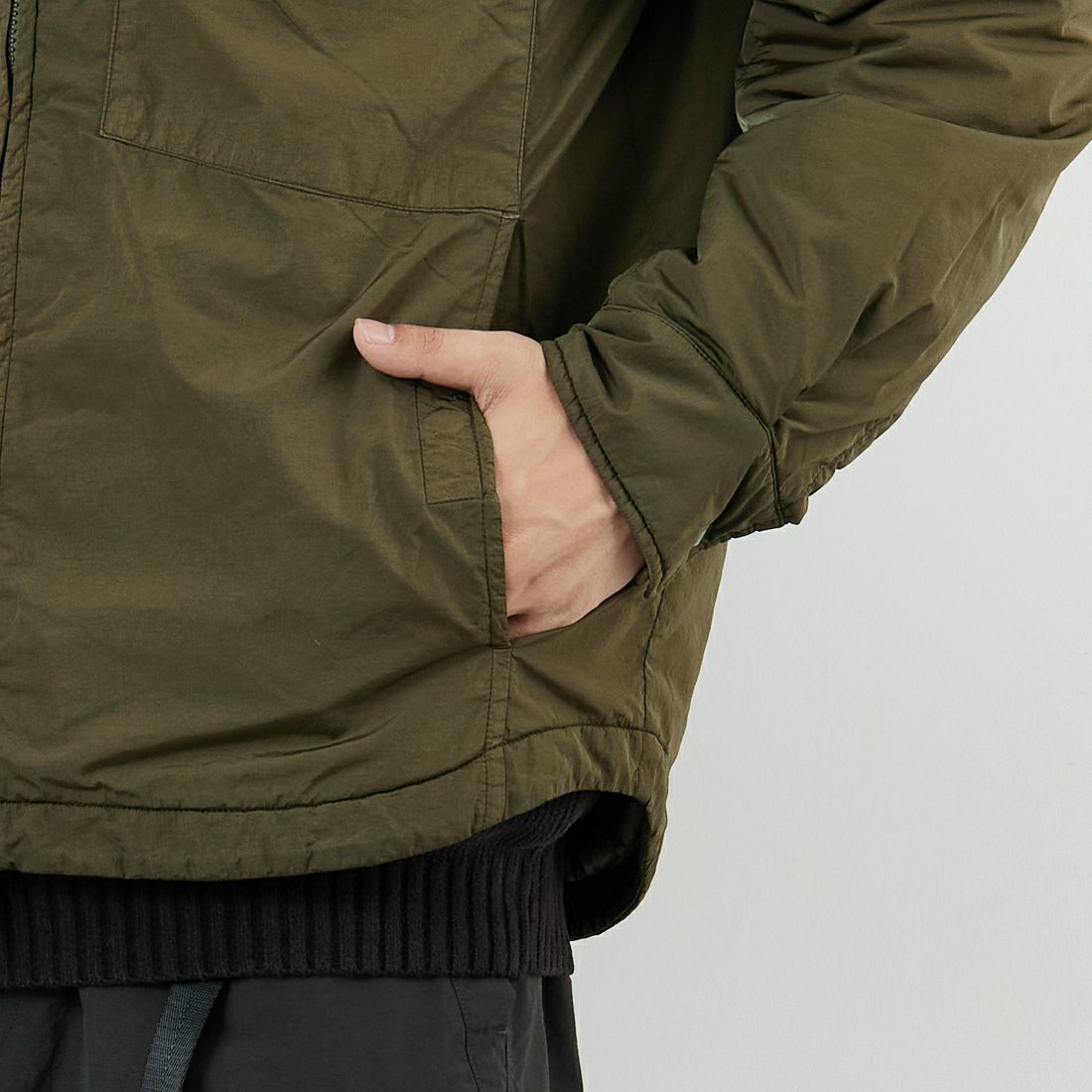 C.P.COMPANY [シーピーカンパニー] Chrome-R フーデッドジップオーバーシャツ [19CMOS084A] 683 IVY GR &&モデル身長：179cm 着用サイズ：M&&