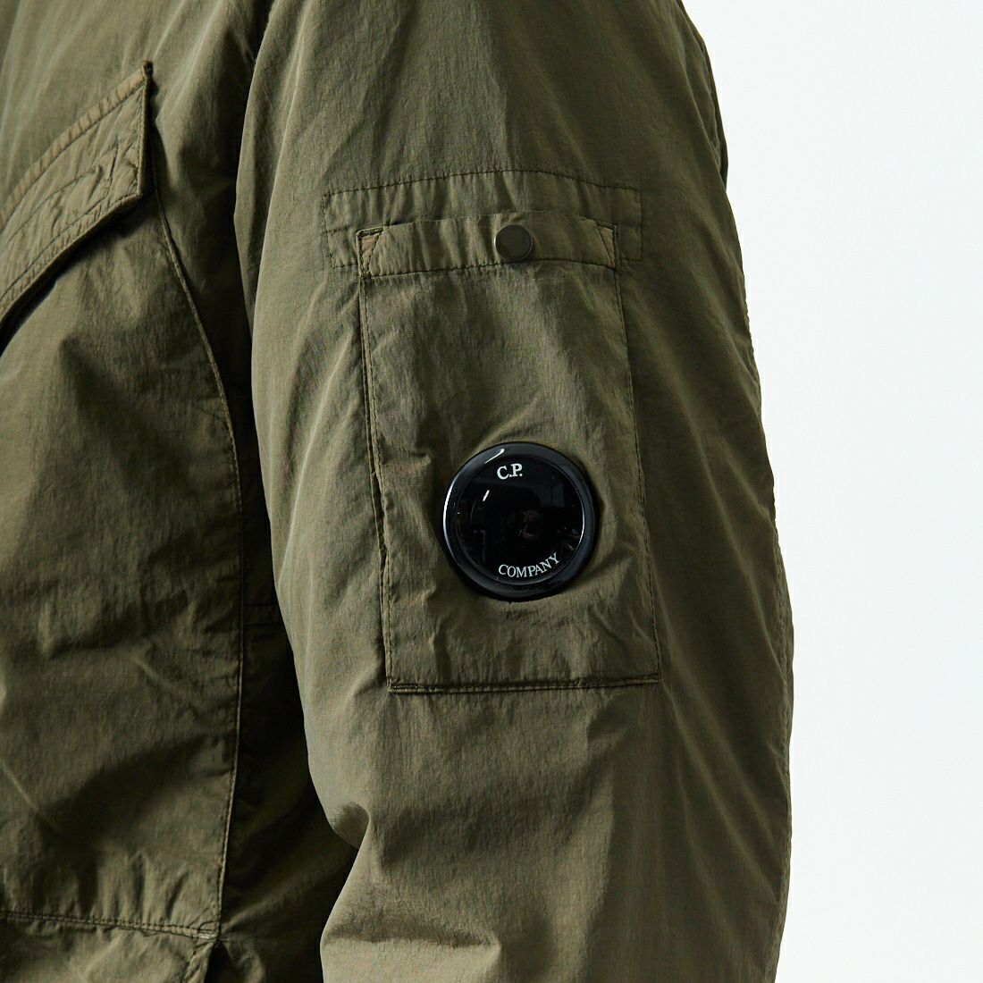C.P.COMPANY [シーピーカンパニー] Chrome-R フーデッドジップオーバーシャツ [19CMOS084A] 683 IVY GR &&モデル身長：179cm 着用サイズ：M&&
