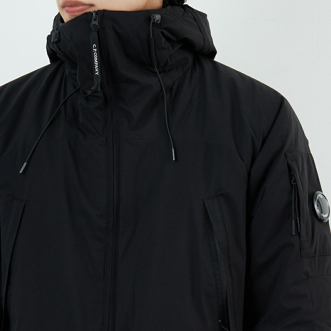 C.P.COMPANY [シーピーカンパニー] Pro-Tek フーデッドパデッドジャケット [19CMOW006A] 999 BLACK &&モデル身長：179cm 着用サイズ：M&&