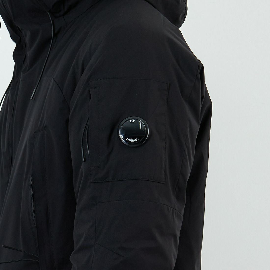 C.P.COMPANY [シーピーカンパニー] Pro-Tek フーデッドパデッドジャケット [19CMOW006A] 999 BLACK &&モデル身長：179cm 着用サイズ：M&&