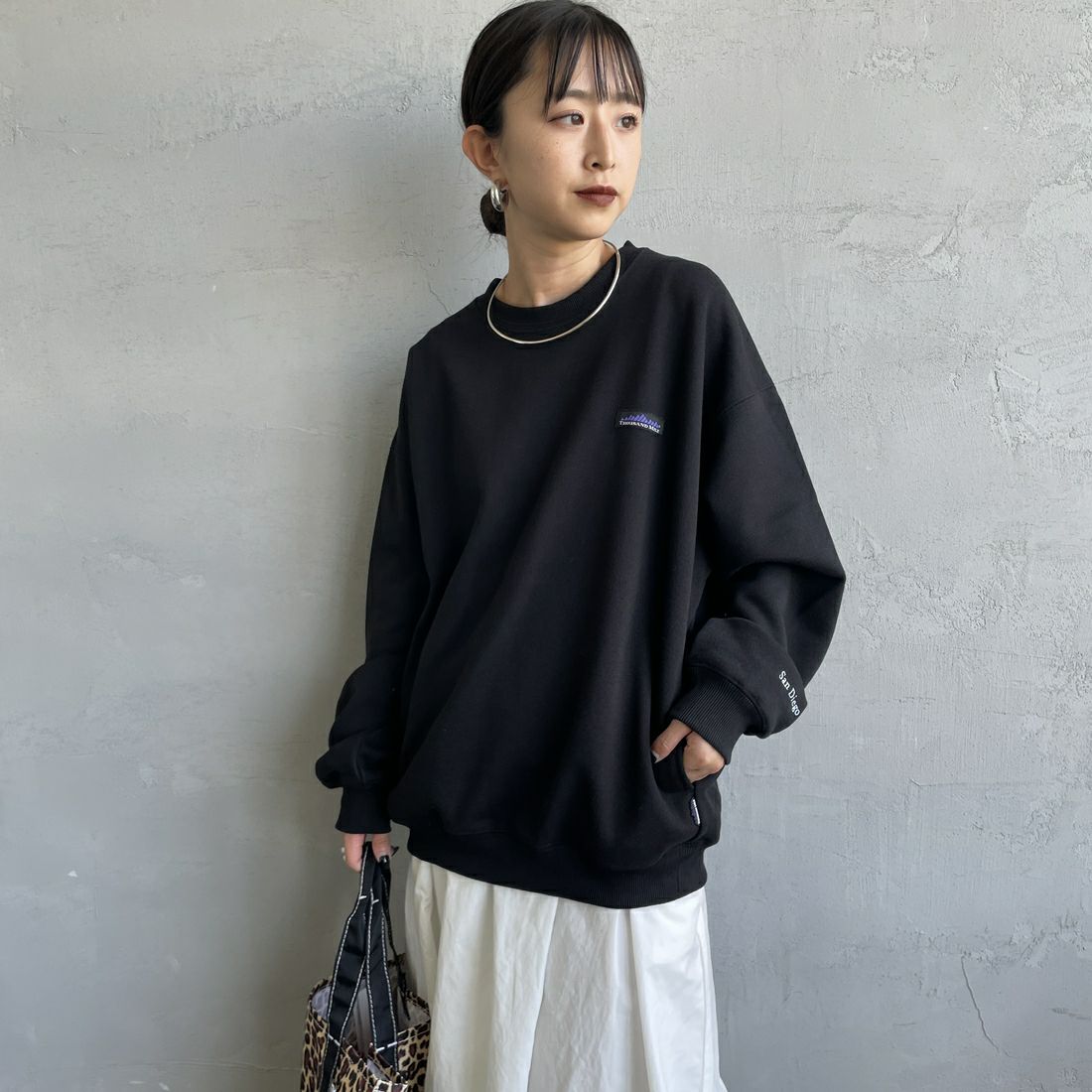 THOUSAND MILE [サウザンド マイル] 別注 クルーネックスウェット [TM252UK50510-JF] 09 BLACK &&モデル身長：150cm 着用サイズ：S&&