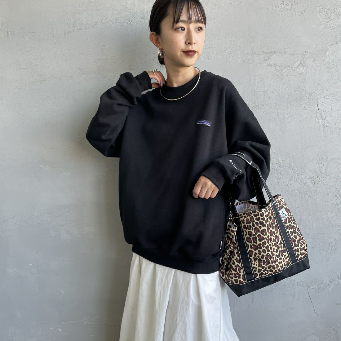 THOUSAND MILE [サウザンド マイル] 別注 クルーネックスウェット [TM252UK50510-JF] 09 BLACK &&モデル身長：150cm 着用サイズ：S&&