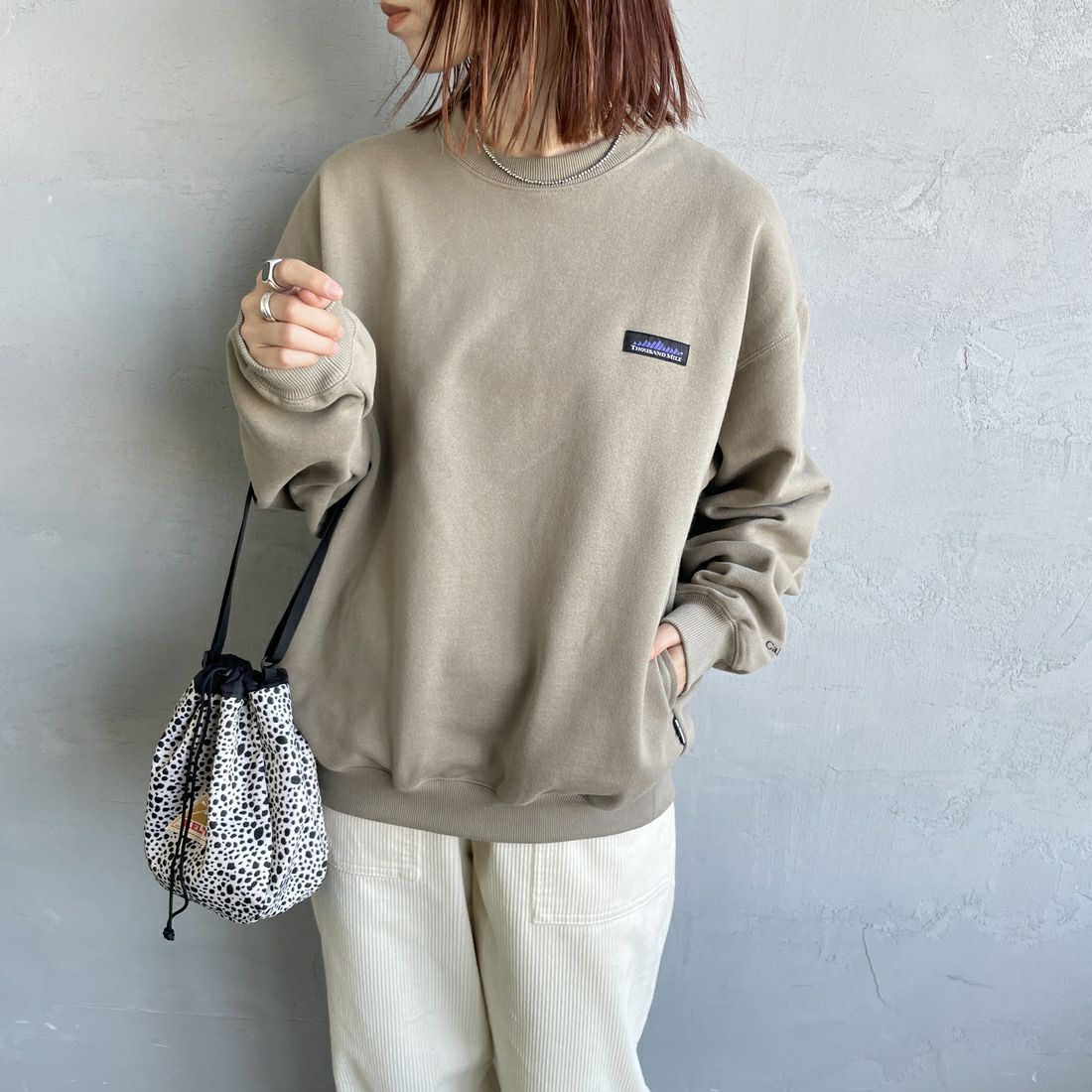 THOUSAND MILE [サウザンド マイル] 別注 クルーネックスウェット [TM252UK50510-JF] 23 BEIGE &&モデル身長：158cm 着用サイズ：S&&