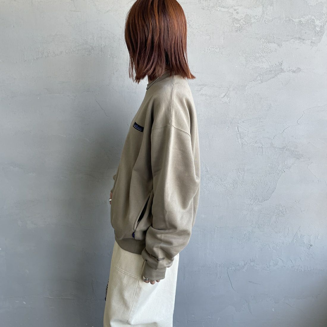THOUSAND MILE [サウザンド マイル] 別注 クルーネックスウェット [TM252UK50510-JF] 23 BEIGE &&モデル身長：158cm 着用サイズ：S&&