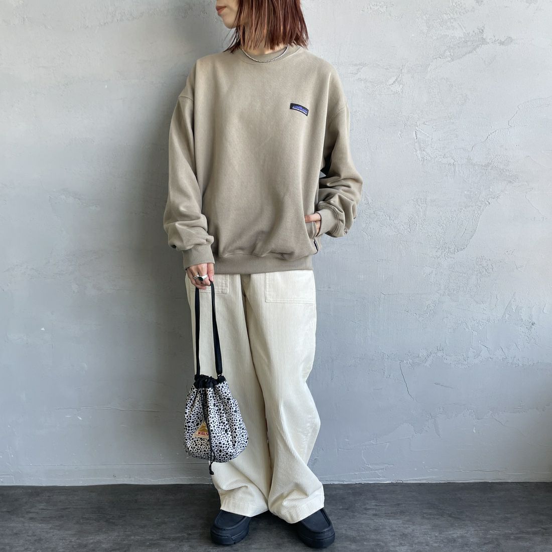 THOUSAND MILE [サウザンド マイル] 別注 クルーネックスウェット [TM252UK50510-JF] 23 BEIGE &&モデル身長：158cm 着用サイズ：S&&