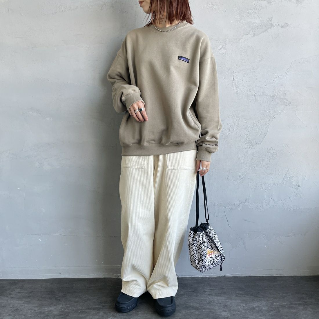THOUSAND MILE [サウザンド マイル] 別注 クルーネックスウェット [TM252UK50510-JF] 23 BEIGE &&モデル身長：158cm 着用サイズ：S&&