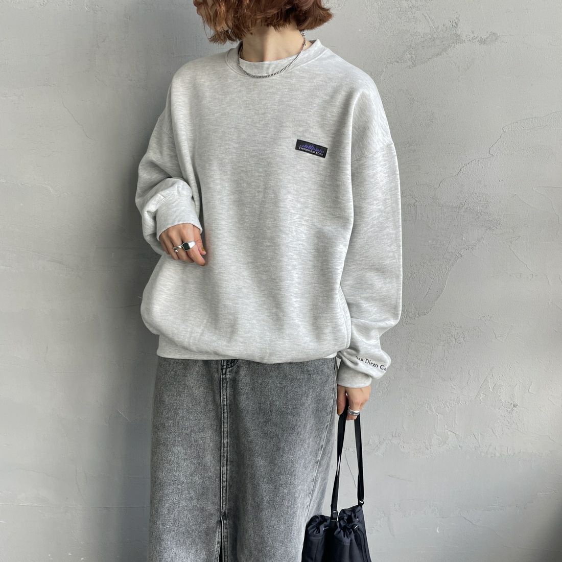 THOUSAND MILE [サウザンド マイル] 別注 クルーネックスウェット [TM252UK50510-JF] 11 LT.GRAY &&モデル身長：158cm 着用サイズ：S&&