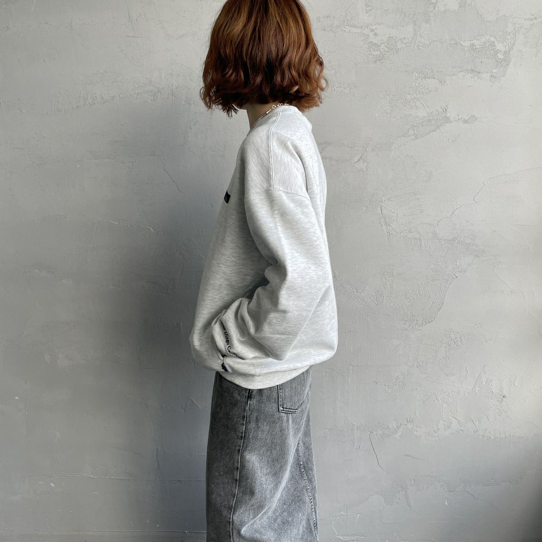 THOUSAND MILE [サウザンド マイル] 別注 クルーネックスウェット [TM252UK50510-JF] 11 LT.GRAY &&モデル身長：158cm 着用サイズ：S&&