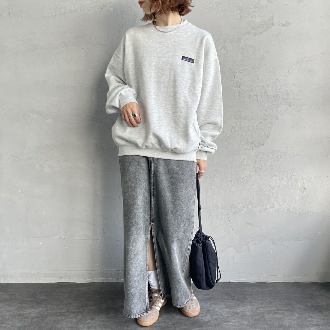 THOUSAND MILE [サウザンド マイル] 別注 クルーネックスウェット [TM252UK50510-JF] 11 LT.GRAY &&モデル身長：158cm 着用サイズ：S&&