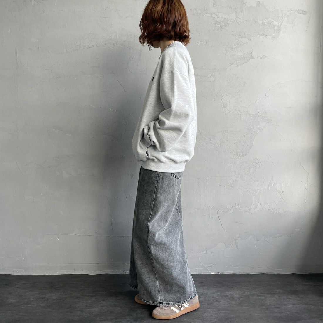 THOUSAND MILE [サウザンド マイル] 別注 クルーネックスウェット [TM252UK50510-JF] 11 LT.GRAY &&モデル身長：158cm 着用サイズ：S&&