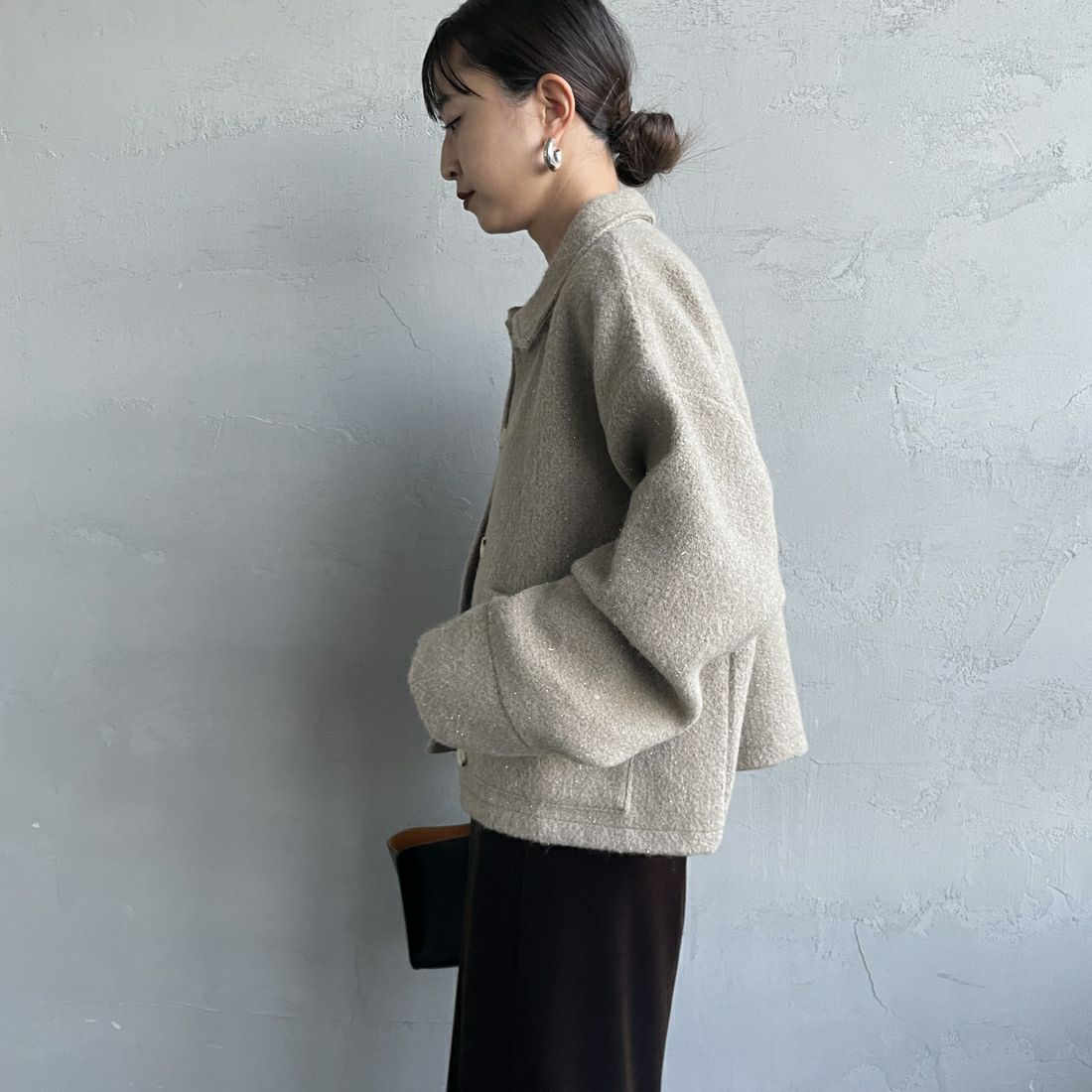 nenom [ネノム] ステンカラー ラメ起毛ジャケット [NE25132019] 22 BEIGE &&モデル身長：150cm 着用サイズ：F&&