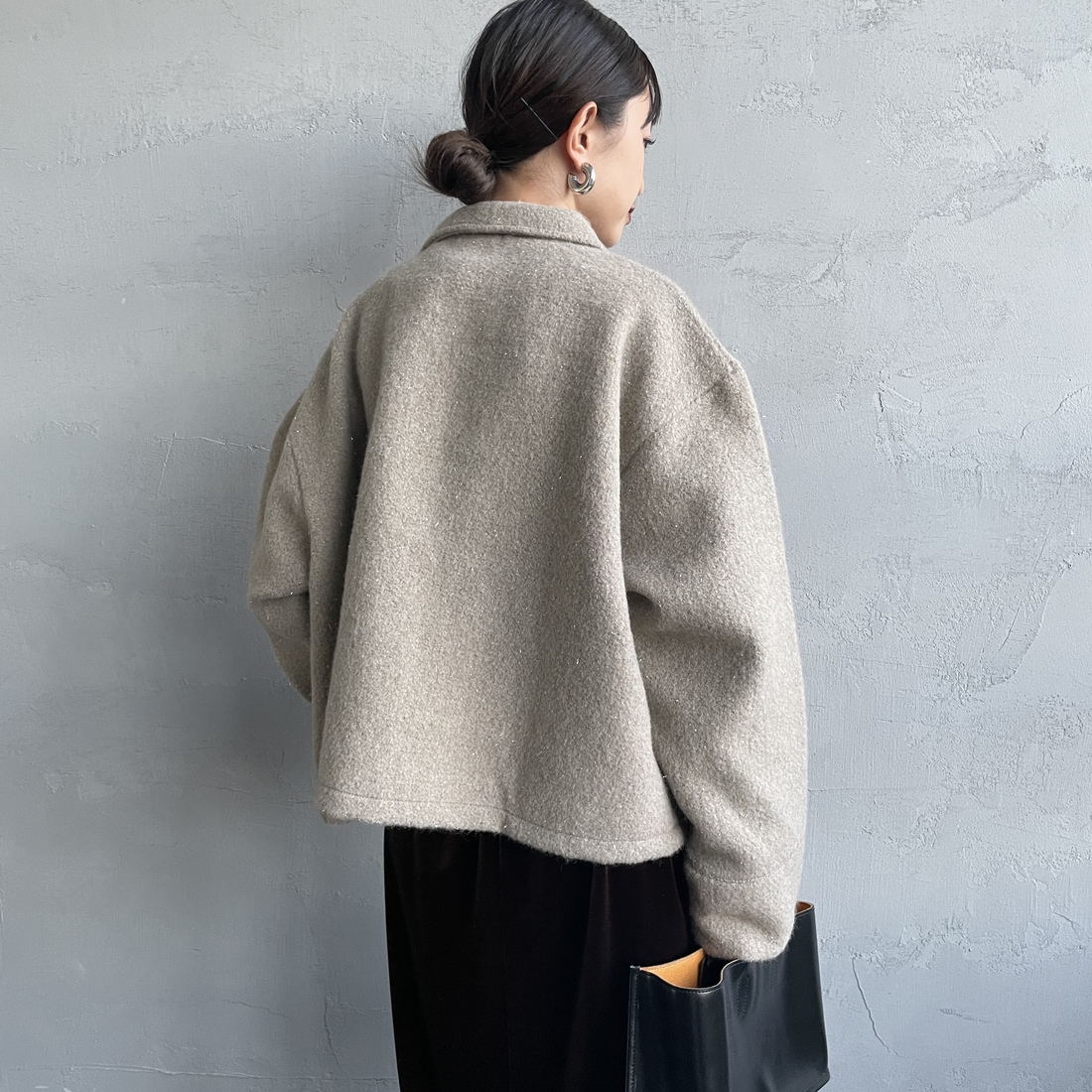 nenom [ネノム] ステンカラー ラメ起毛ジャケット [NE25132019] 22 BEIGE &&モデル身長：150cm 着用サイズ：F&&