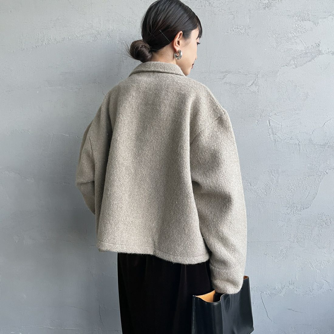 nenom [ネノム] ステンカラー ラメ起毛ジャケット [NE25132019] 22 BEIGE &&モデル身長：150cm 着用サイズ：F&&