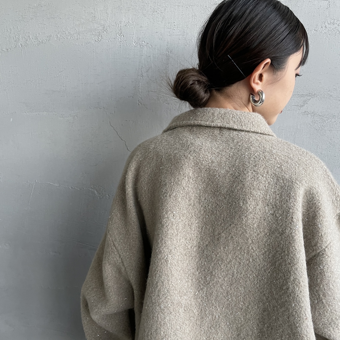 nenom [ネノム] ステンカラー ラメ起毛ジャケット [NE25132019] 22 BEIGE &&モデル身長：150cm 着用サイズ：F&&