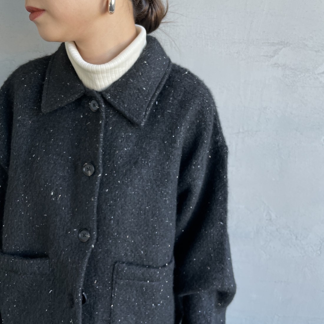 nenom [ネノム] ステンカラー ラメ起毛ジャケット [NE25132019] 09 BLACK &&モデル身長：150cm 着用サイズ：F&&