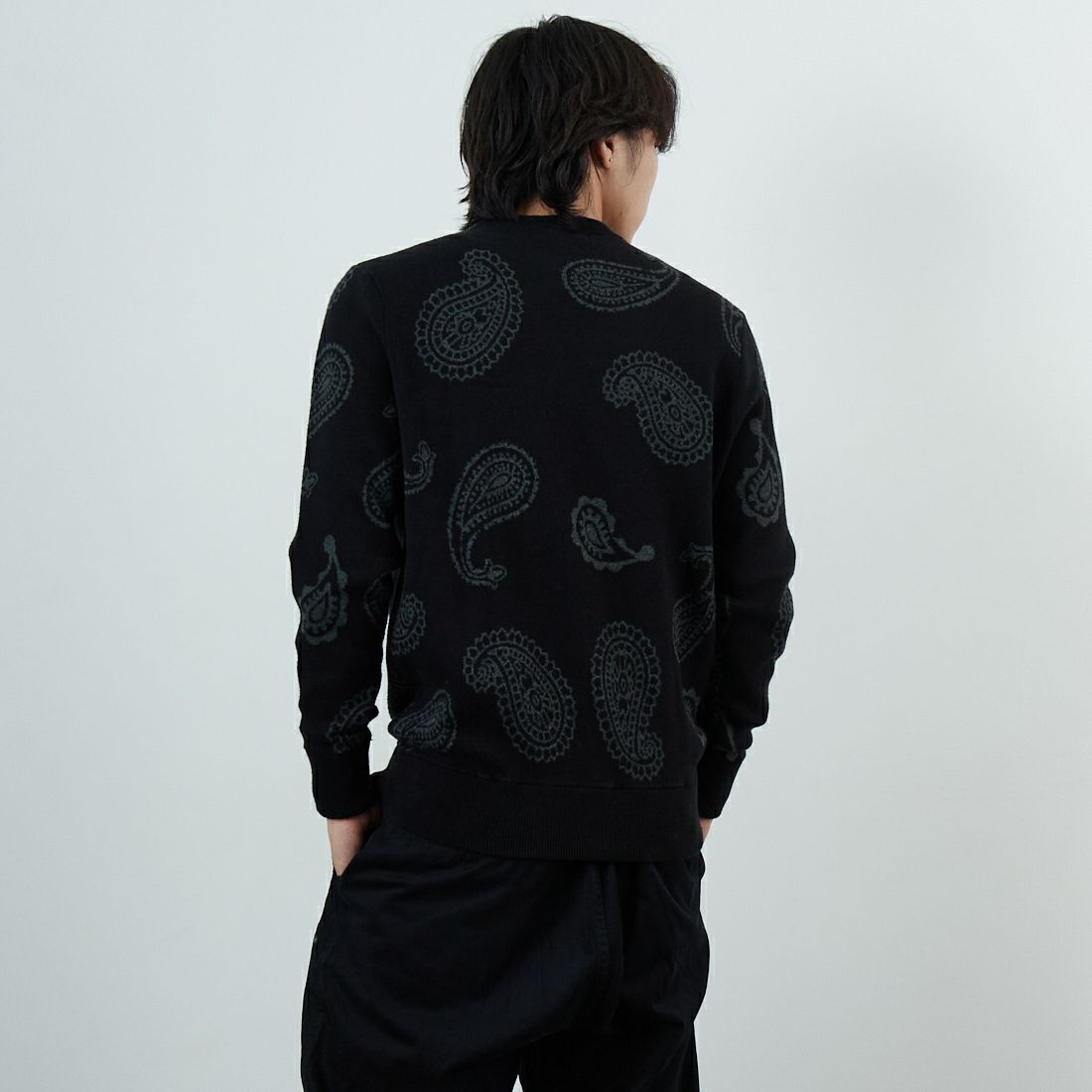 1PIU1UGUALE3 RELAX [ウノ ピゥ ウノ ウグァーレ トレ] ペイズリークルーネックニット [USK-25034] SN90 BLACK &&モデル身長：179cm 着用サイズ：M&&