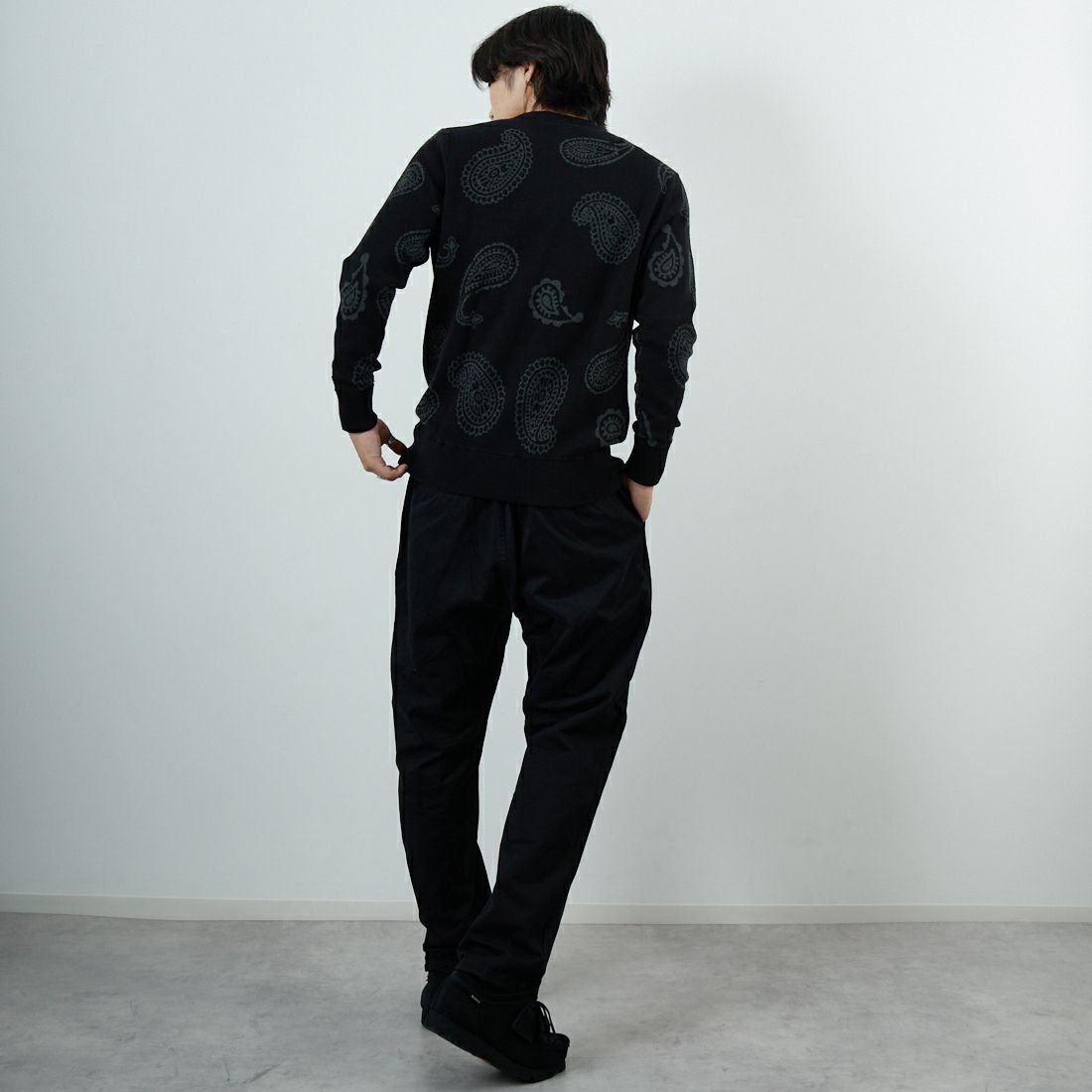 1PIU1UGUALE3 RELAX [ウノ ピゥ ウノ ウグァーレ トレ] ペイズリークルーネックニット [USK-25034] SN90 BLACK &&モデル身長：179cm 着用サイズ：M&&