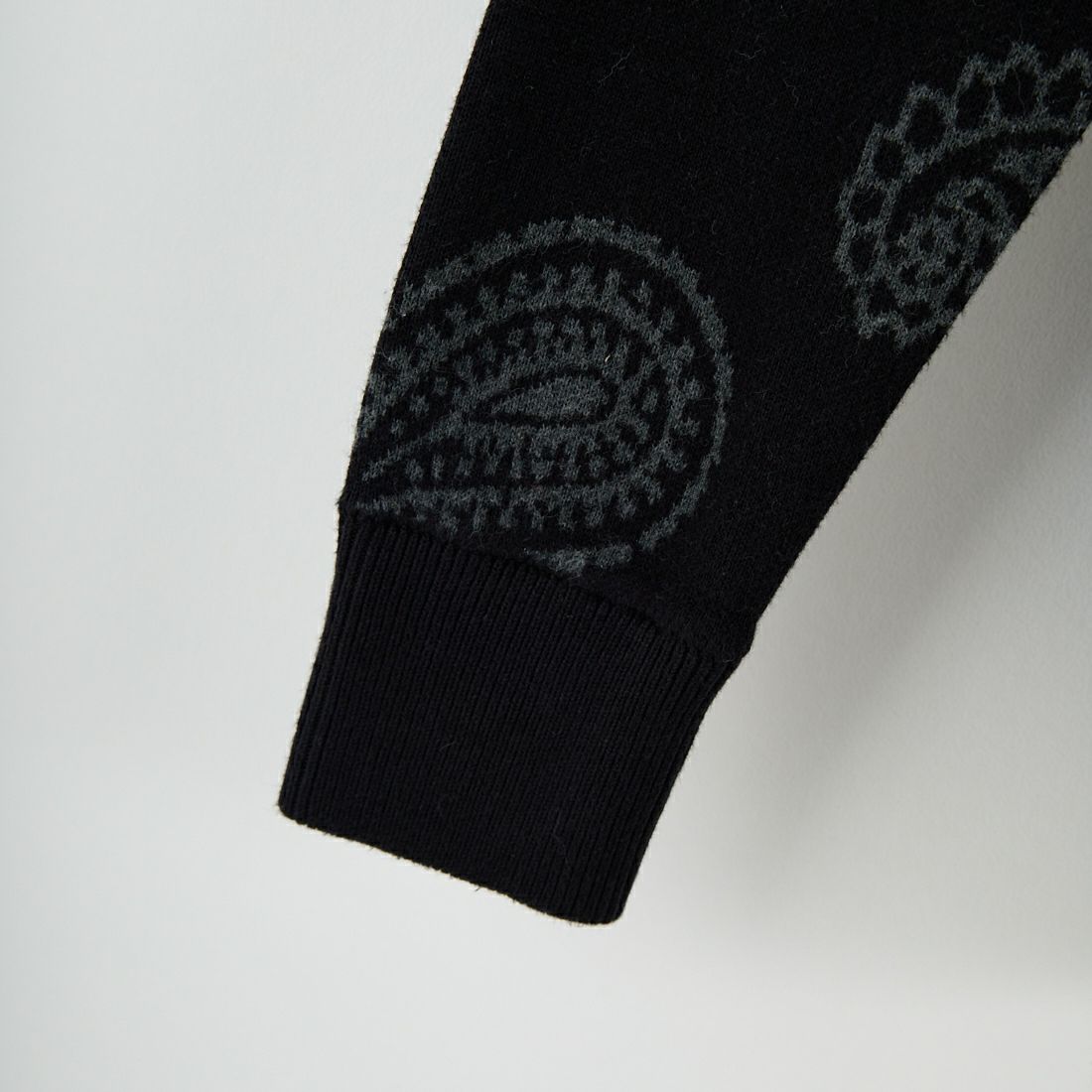 1PIU1UGUALE3 RELAX [ウノ ピゥ ウノ ウグァーレ トレ] ペイズリークルーネックニット [USK-25034] SN90 BLACK