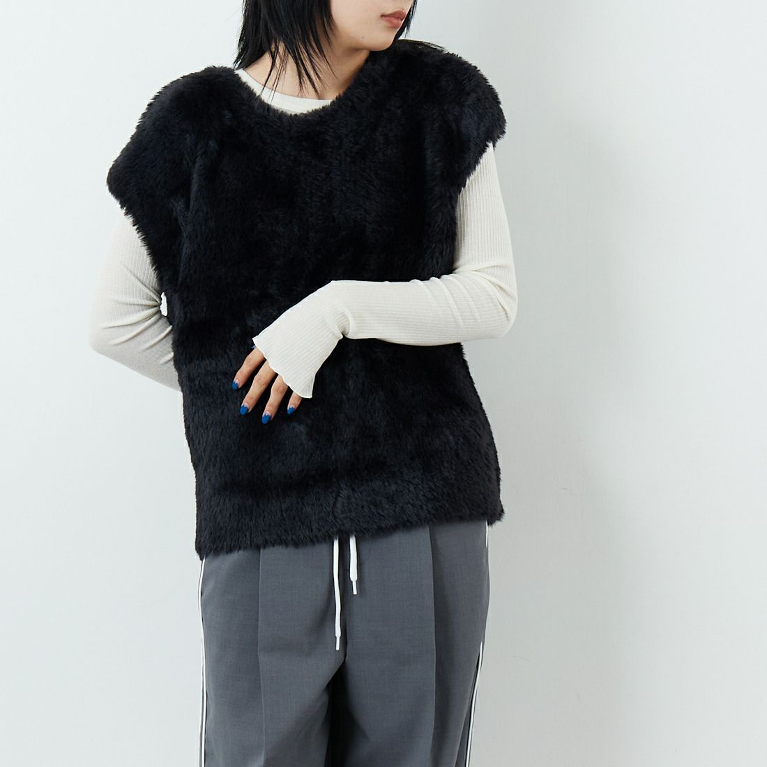 CHIGNON [シニヨン] ファーライクフレンチニットベスト [9454-076JR] BLACK &&モデル身長：167cm 着用サイズ：F&&