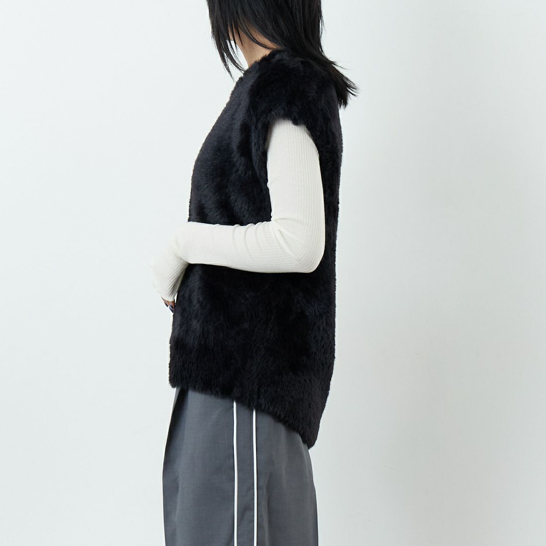 CHIGNON [シニヨン] ファーライクフレンチニットベスト [9454-076JR] BLACK &&モデル身長：167cm 着用サイズ：F&&