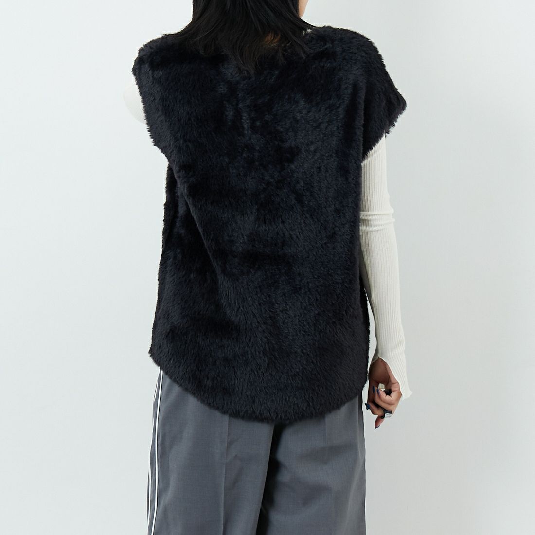 CHIGNON [シニヨン] ファーライクフレンチニットベスト [9454-076JR] BLACK &&モデル身長：167cm 着用サイズ：F&&