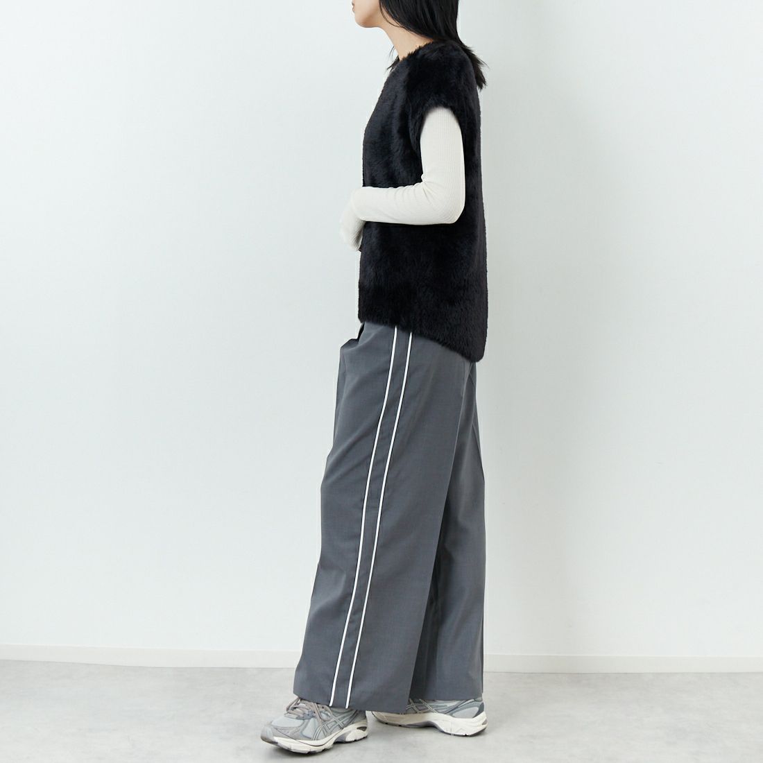 CHIGNON [シニヨン] ファーライクフレンチニットベスト [9454-076JR] BLACK &&モデル身長：167cm 着用サイズ：F&&