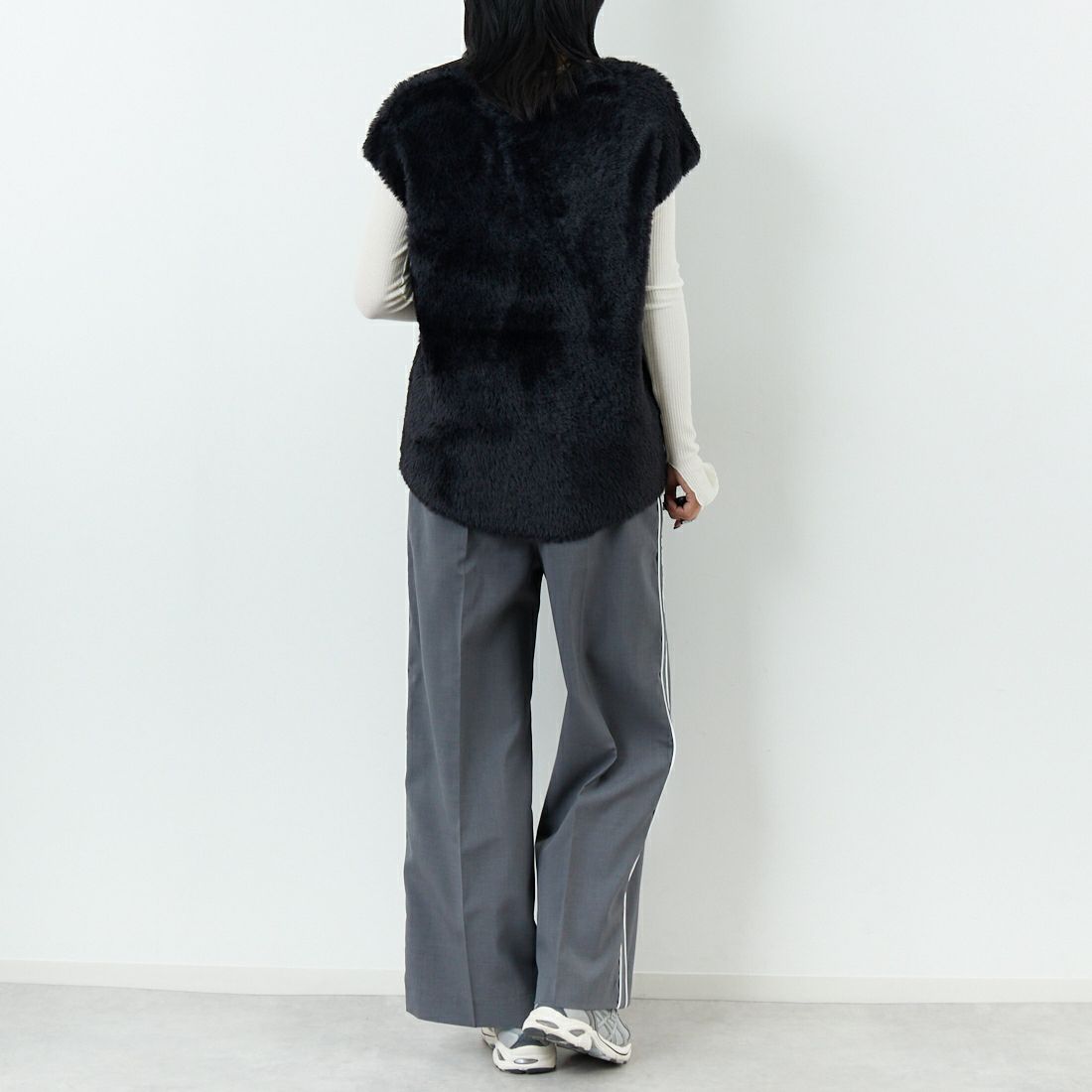 CHIGNON [シニヨン] ファーライクフレンチニットベスト [9454-076JR] BLACK &&モデル身長：167cm 着用サイズ：F&&