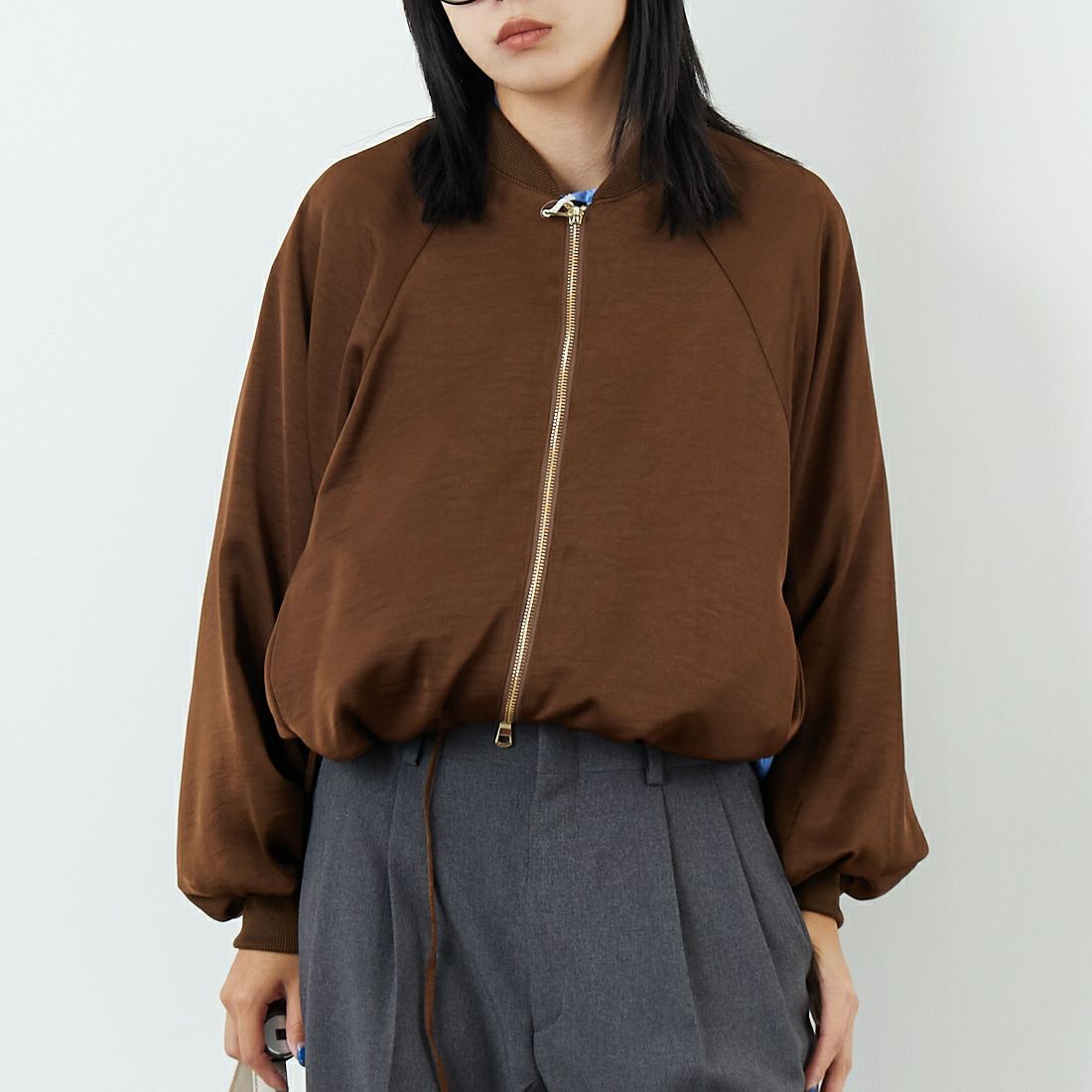 CHIGNON [シニヨン] サテンボリュームブルゾン [4654-033MK] BROWN &&モデル身長：167cm 着用サイズ：F&&