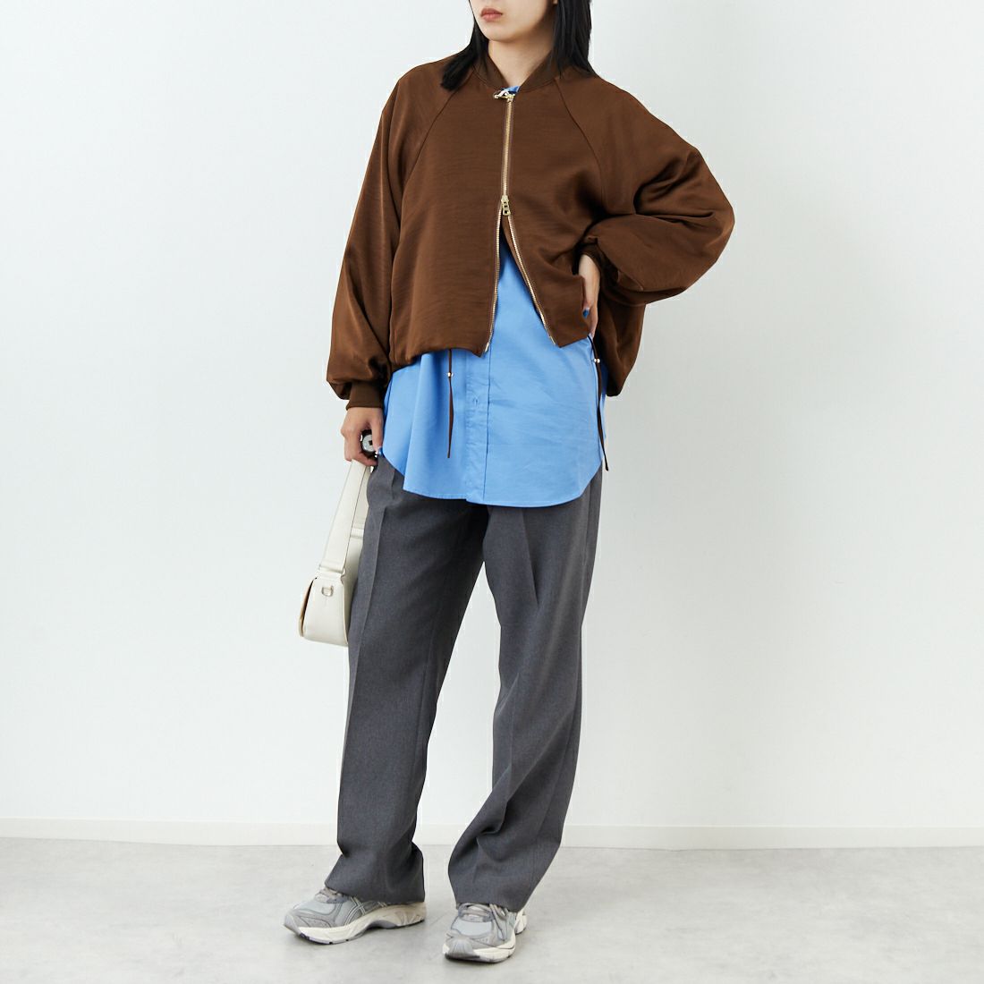 CHIGNON [シニヨン] サテンボリュームブルゾン [4654-033MK] BROWN &&モデル身長：167cm 着用サイズ：F&&