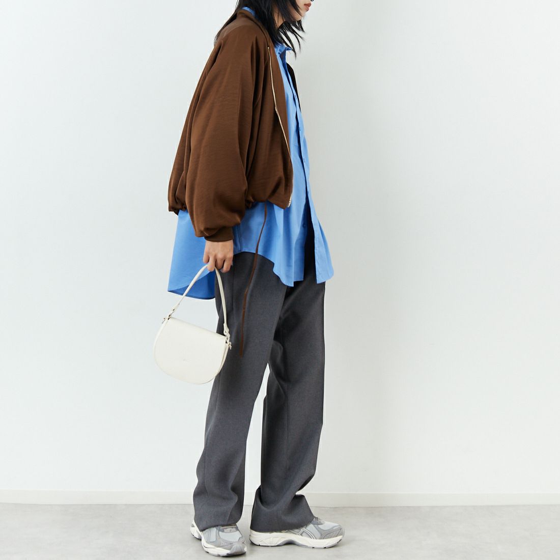 CHIGNON [シニヨン] サテンボリュームブルゾン [4654-033MK] BROWN &&モデル身長：167cm 着用サイズ：F&&