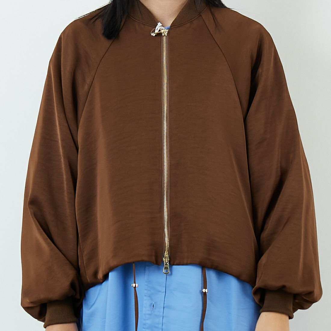 CHIGNON [シニヨン] サテンボリュームブルゾン [4654-033MK] BROWN &&モデル身長：167cm 着用サイズ：F&&