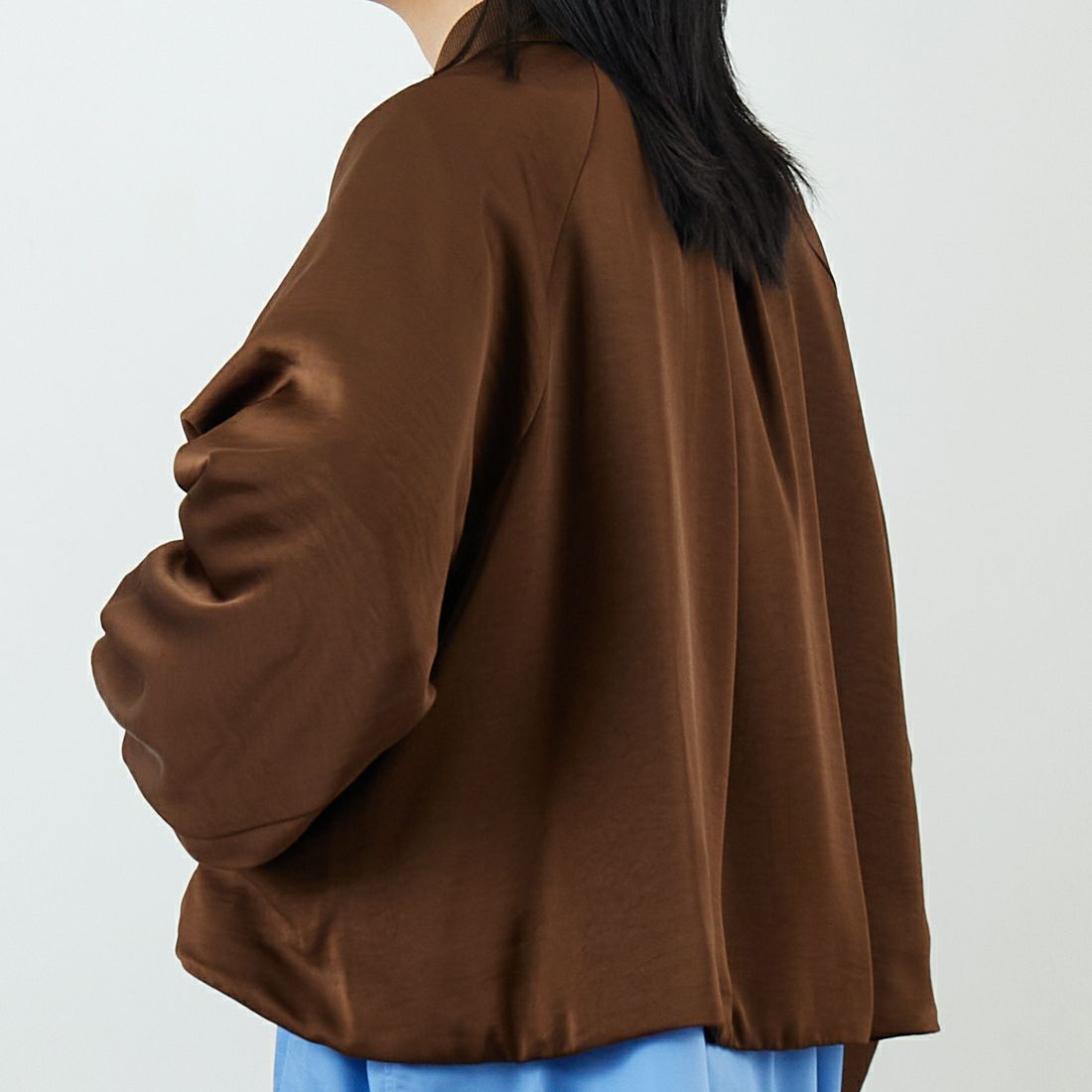 CHIGNON [シニヨン] サテンボリュームブルゾン [4654-033MK] BROWN &&モデル身長：167cm 着用サイズ：F&&