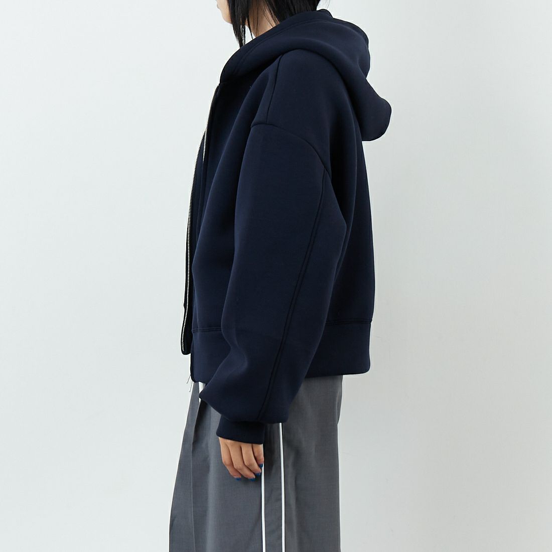 emmi [エミ] emmiロゴジップアップダンボールフーディ [13WCD254037] NVY &&モデル身長：167cm 着用サイズ：F&&
