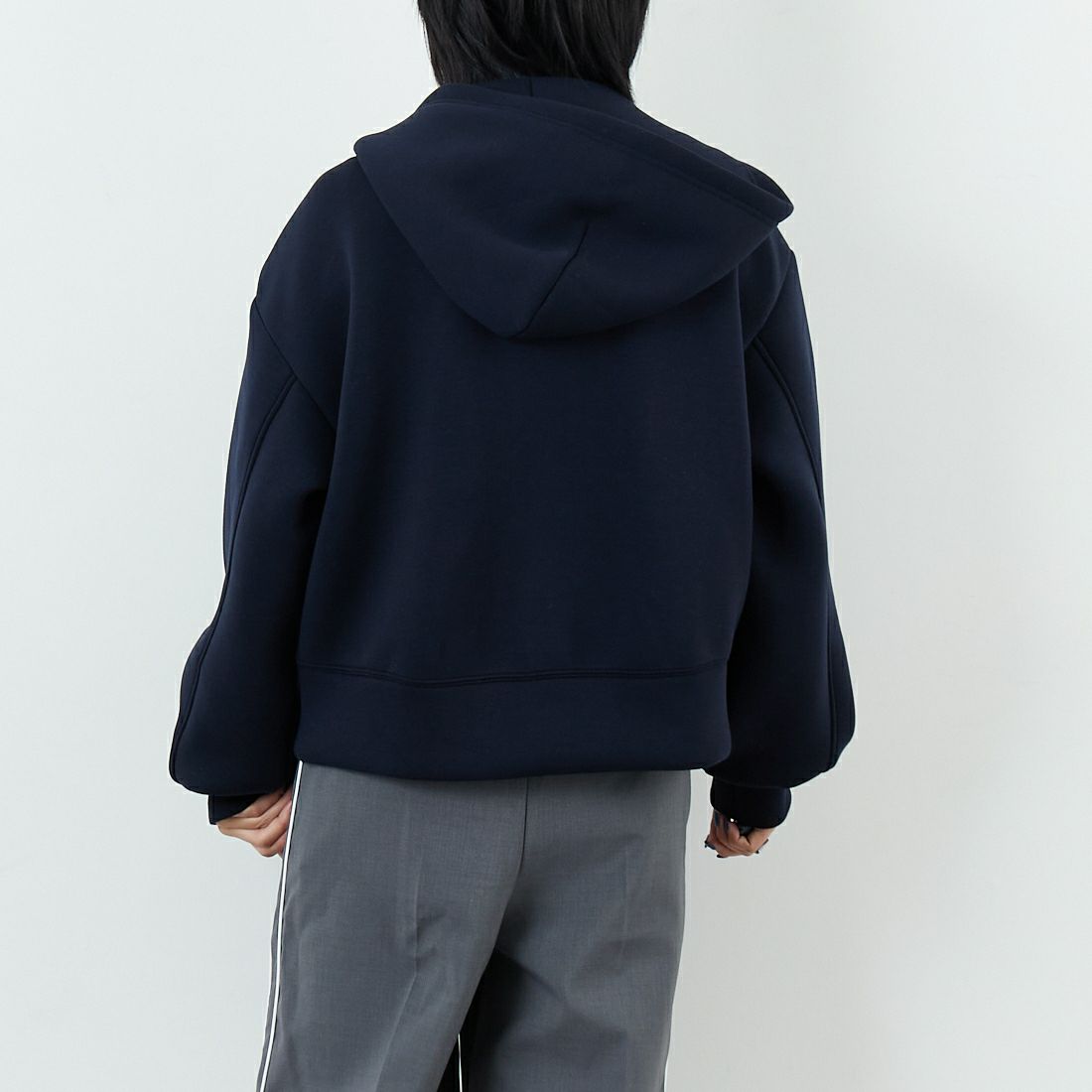 emmi [エミ] emmiロゴジップアップダンボールフーディ [13WCD254037] NVY &&モデル身長：167cm 着用サイズ：F&&