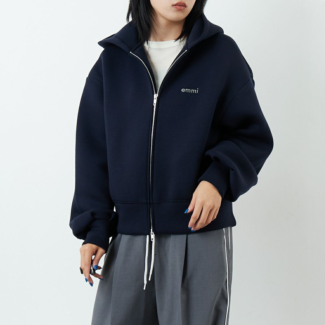 emmi [エミ] emmiロゴジップアップダンボールフーディ [13WCD254037] NVY &&モデル身長：167cm 着用サイズ：F&&