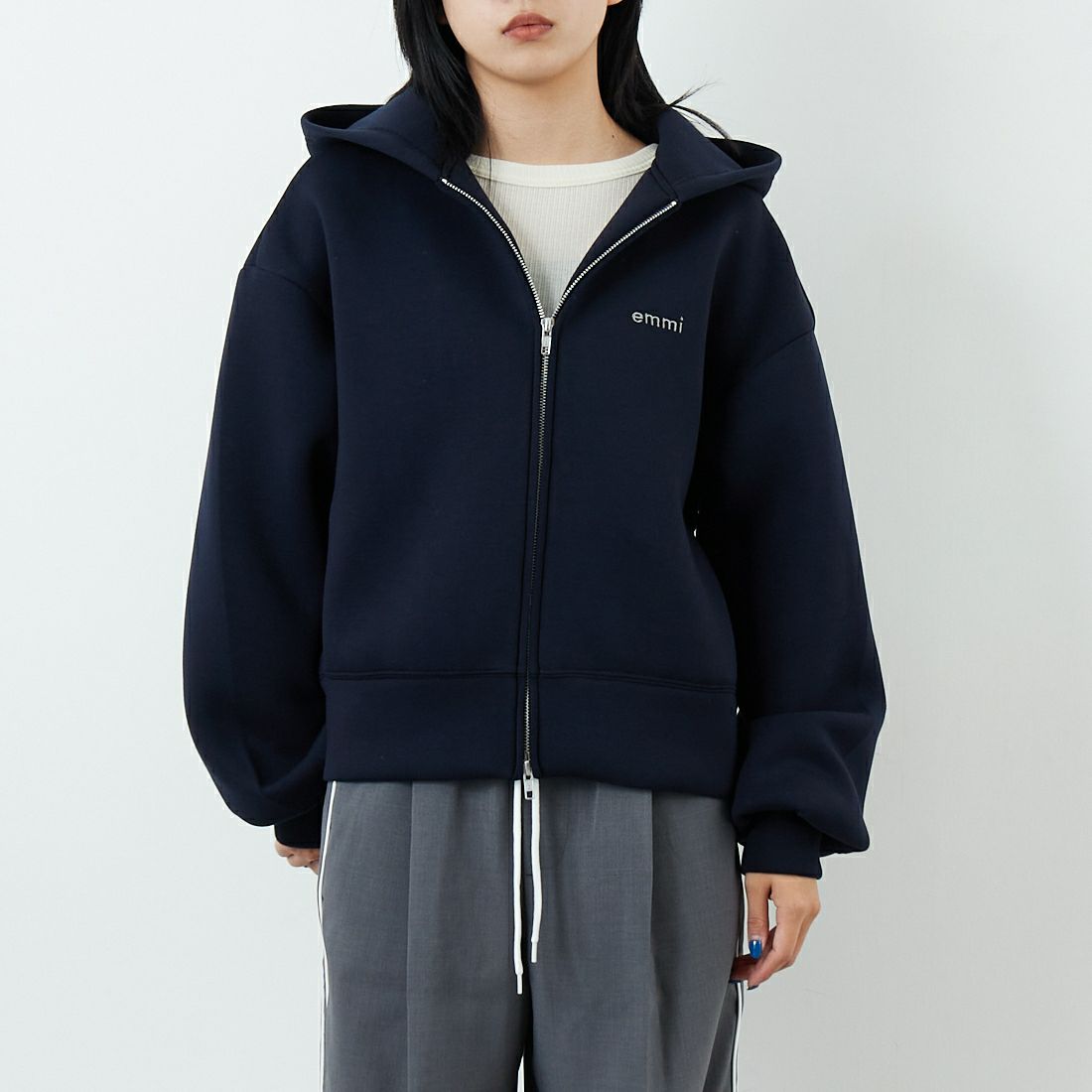 emmi [エミ] emmiロゴジップアップダンボールフーディ [13WCD254037] NVY &&モデル身長：167cm 着用サイズ：F&&