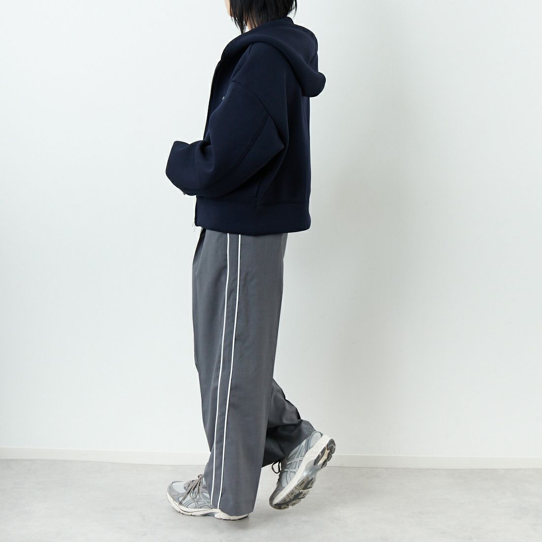 emmi [エミ] emmiロゴジップアップダンボールフーディ [13WCD254037] NVY &&モデル身長：167cm 着用サイズ：F&&