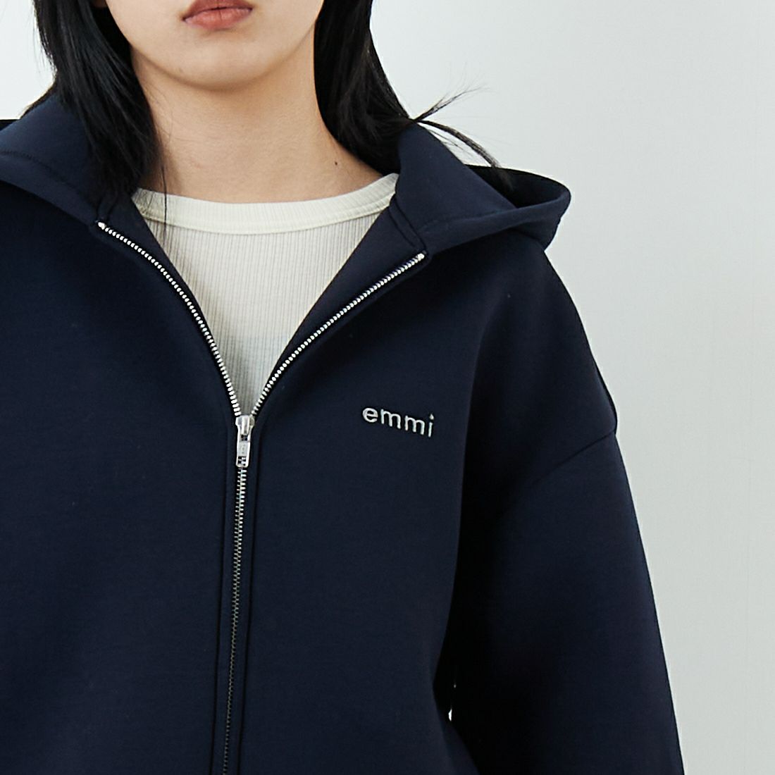 emmi [エミ] emmiロゴジップアップダンボールフーディ [13WCD254037] NVY &&モデル身長：167cm 着用サイズ：F&&