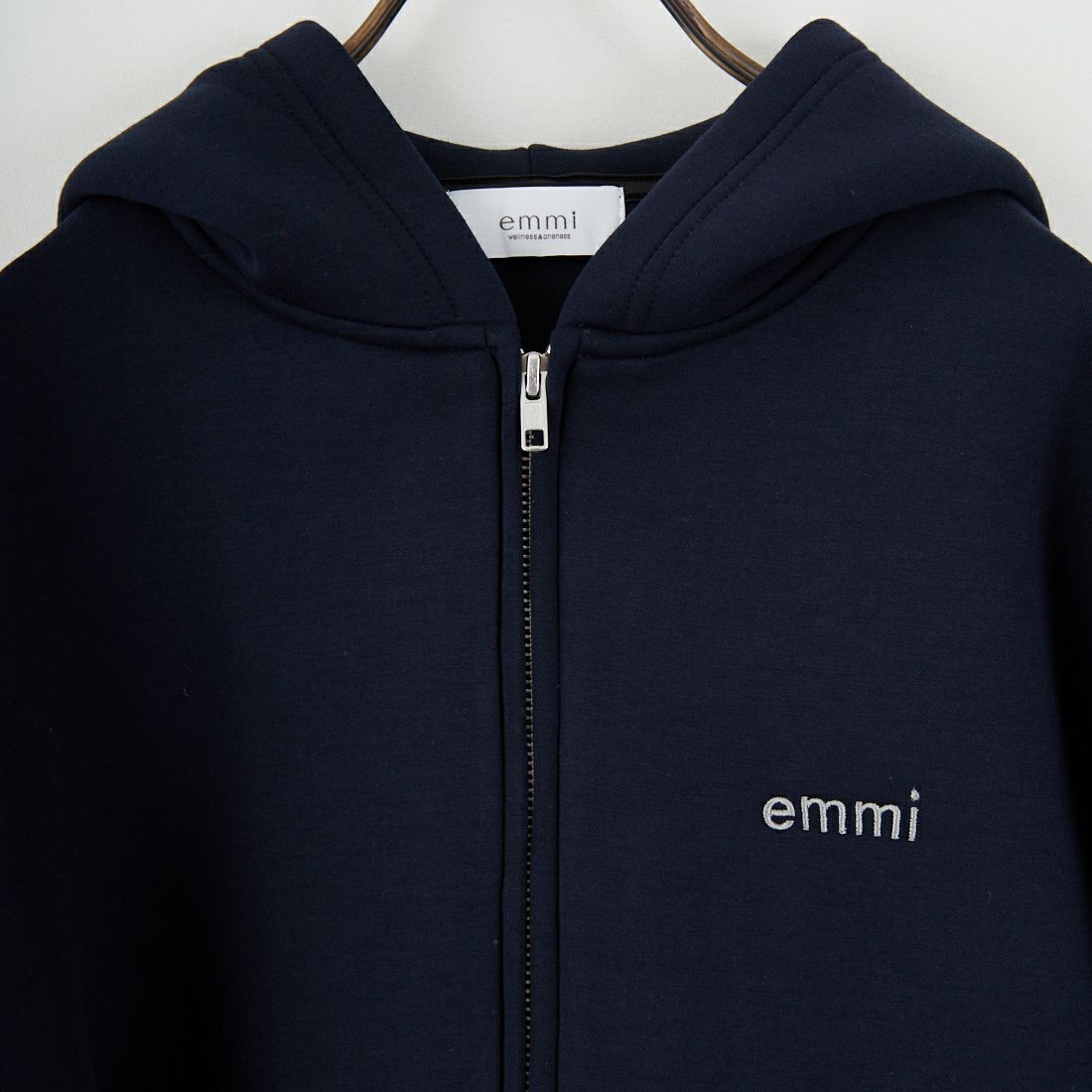 emmi [エミ] emmiロゴジップアップダンボールフーディ [13WCD254037] NVY