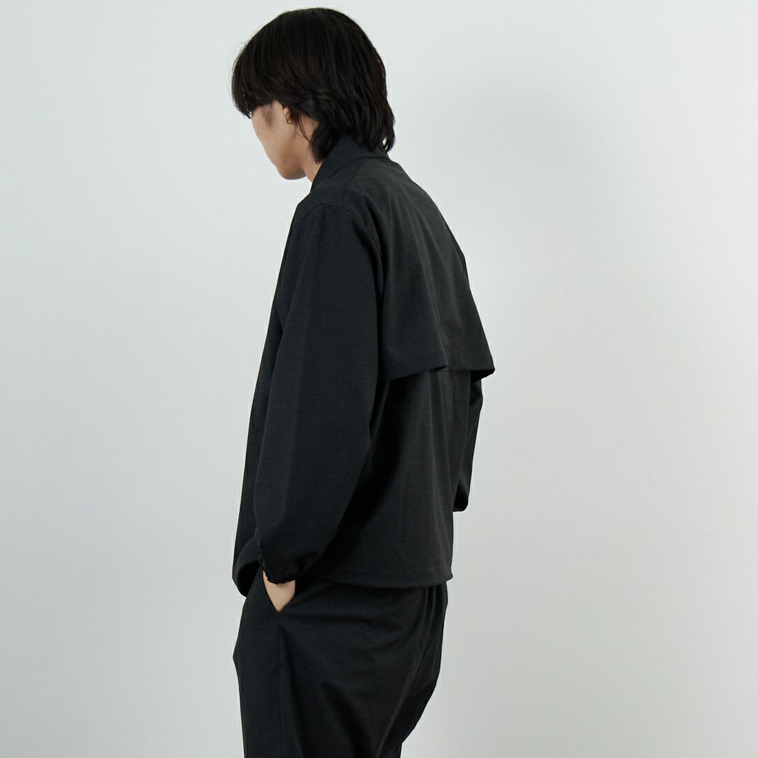 SLICK [スリック] TRギャバジン ストレッチコーチジャケット [5111043] 805 CHARCO &&モデル身長：179cm 着用サイズ：1&&