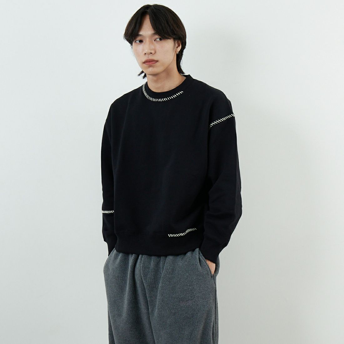 SLICK [スリック] コンパクトフリース エンブロイダリースウェットシャツ [5131033] 700 BLACK &&モデル身長：179cm 着用サイズ：1&&