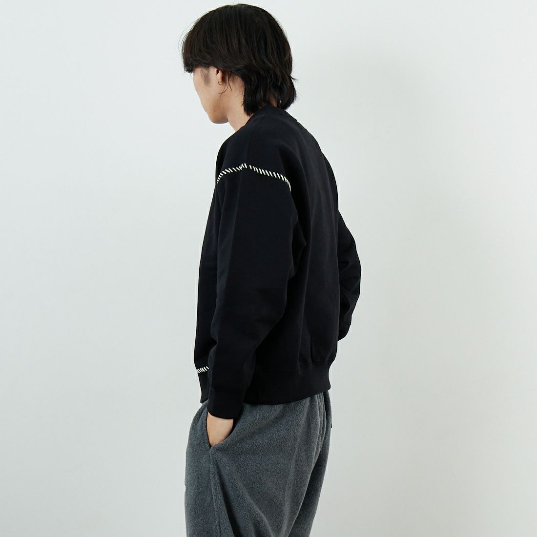 SLICK [スリック] コンパクトフリース エンブロイダリースウェットシャツ [5131033] 700 BLACK &&モデル身長：179cm 着用サイズ：1&&