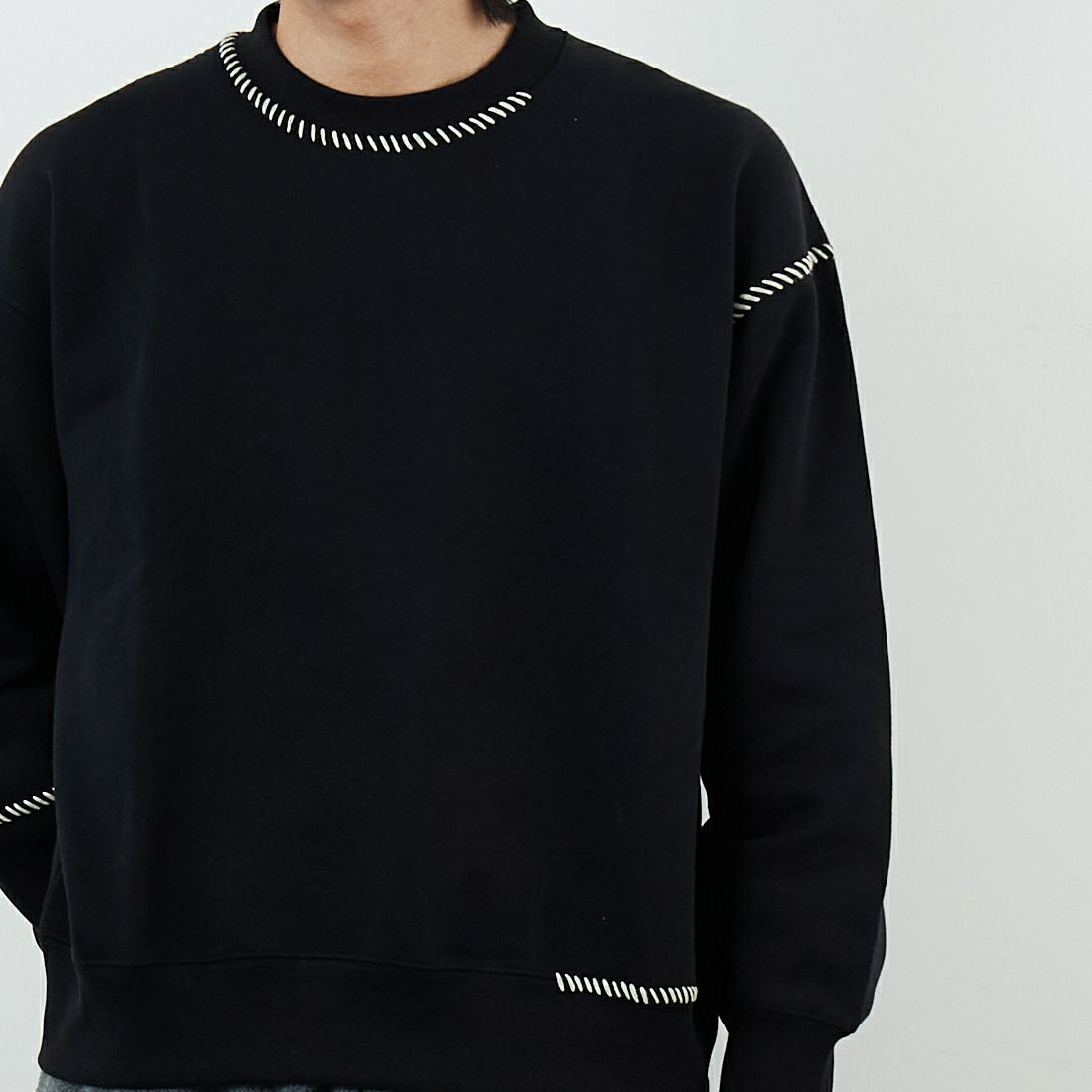 SLICK [スリック] コンパクトフリース エンブロイダリースウェットシャツ [5131033] 700 BLACK &&モデル身長：179cm 着用サイズ：1&&