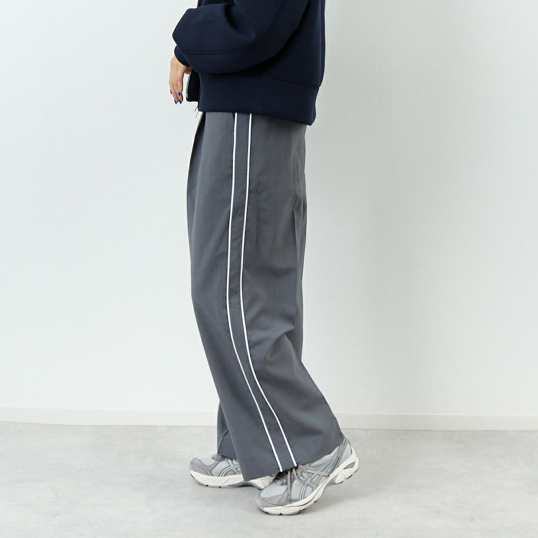 emmi [エミ] イージーケアサイドラインパンツ [13WFP254074] GRY &&モデル身長：167cm 着用サイズ：0&&